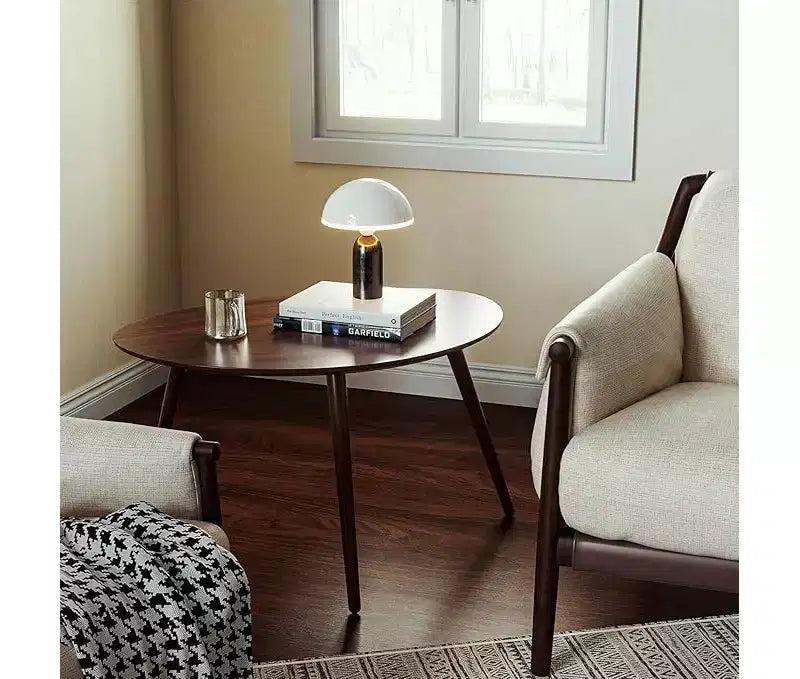 Table basse ovale de 65 cm de large en chêne massif avec trois pieds, de style Mid-Century Modern
