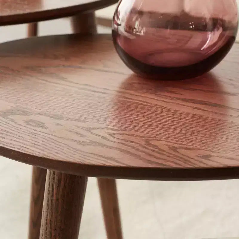 Table basse ovale de 65 cm de large en chêne massif avec trois pieds, de style Mid-Century Modern