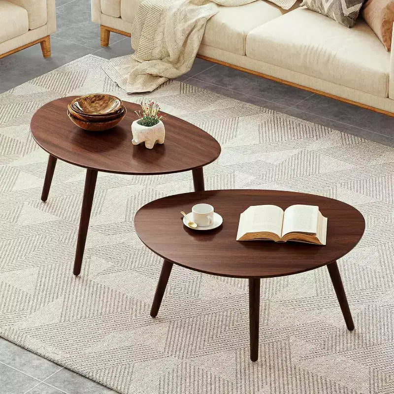 Table basse ovale de 65 cm de large en chêne massif avec trois pieds, de style Mid-Century Modern