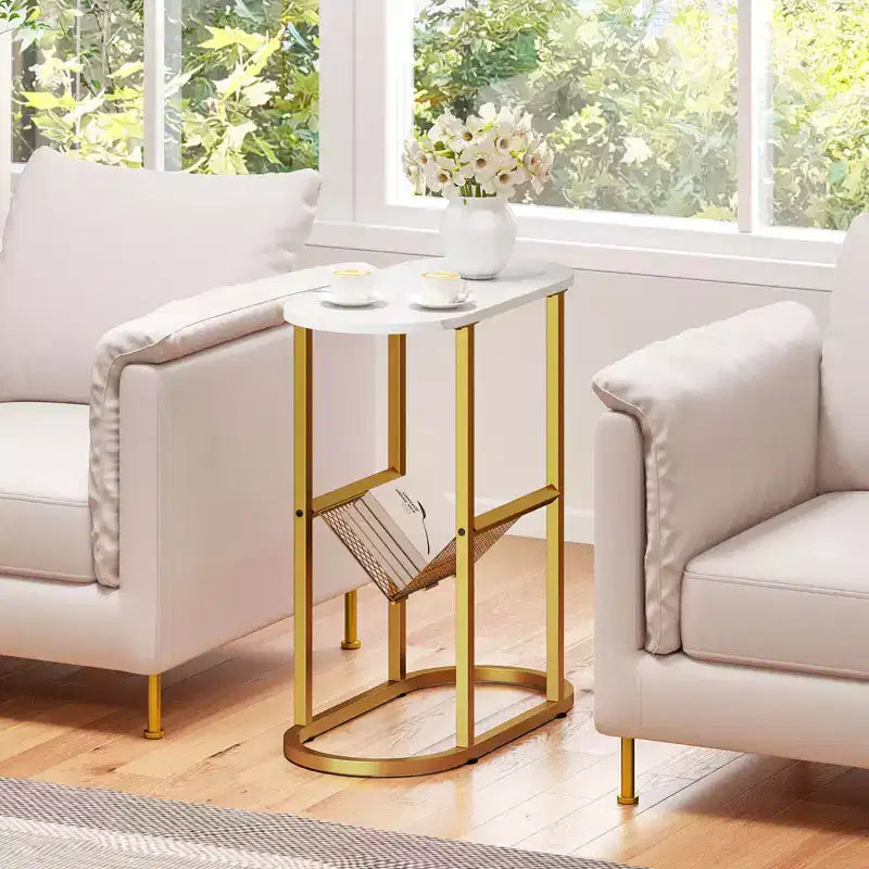 Table d'appoint avec plateau en faux marbre et porte-revues, cadre en métal robuste, marron/blanc