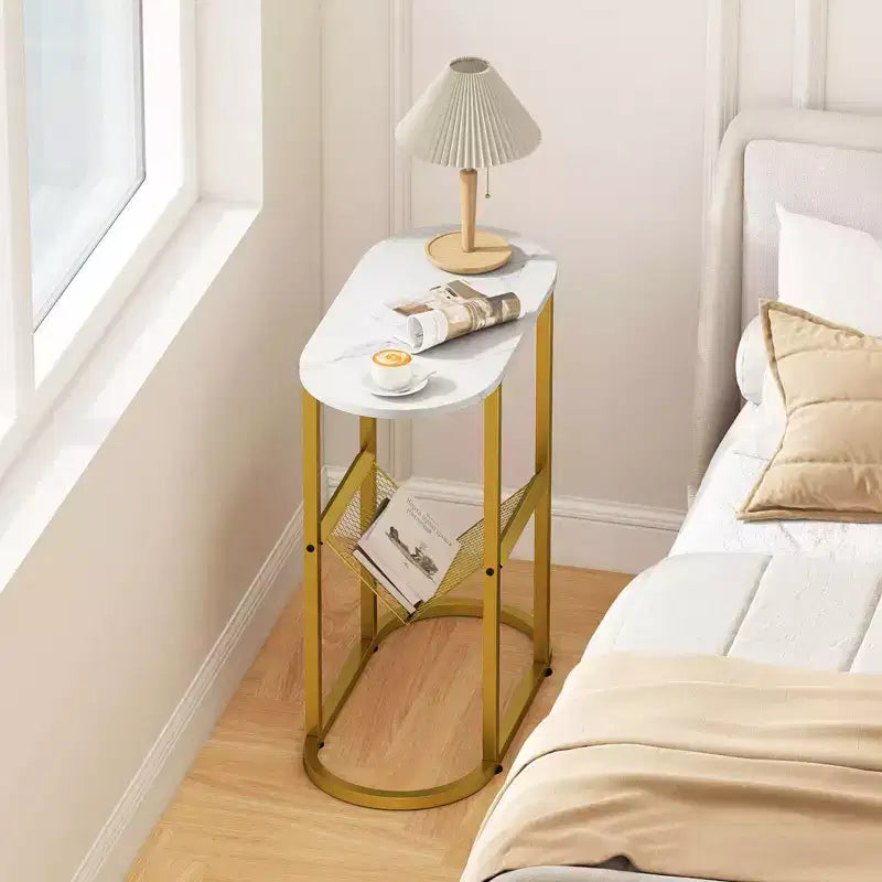 Table d'appoint avec plateau en faux marbre et porte-revues, cadre en métal robuste, marron/blanc