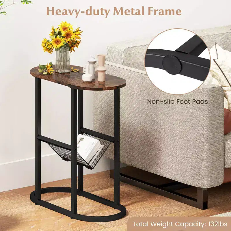 Table d'appoint avec plateau en faux marbre et porte-revues, cadre en métal robuste, marron/blanc
