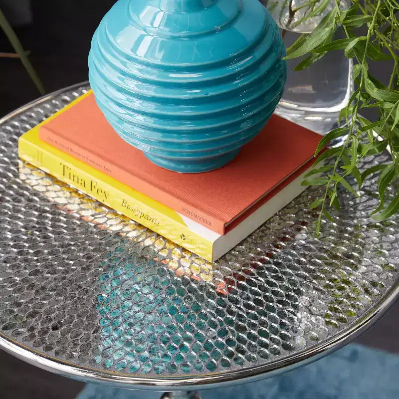 Table piédestal en aluminium Glam argenté : Accent de luxe rond, 50,8 cm de hauteur, plateau en métal, 39,6 cm de largeur